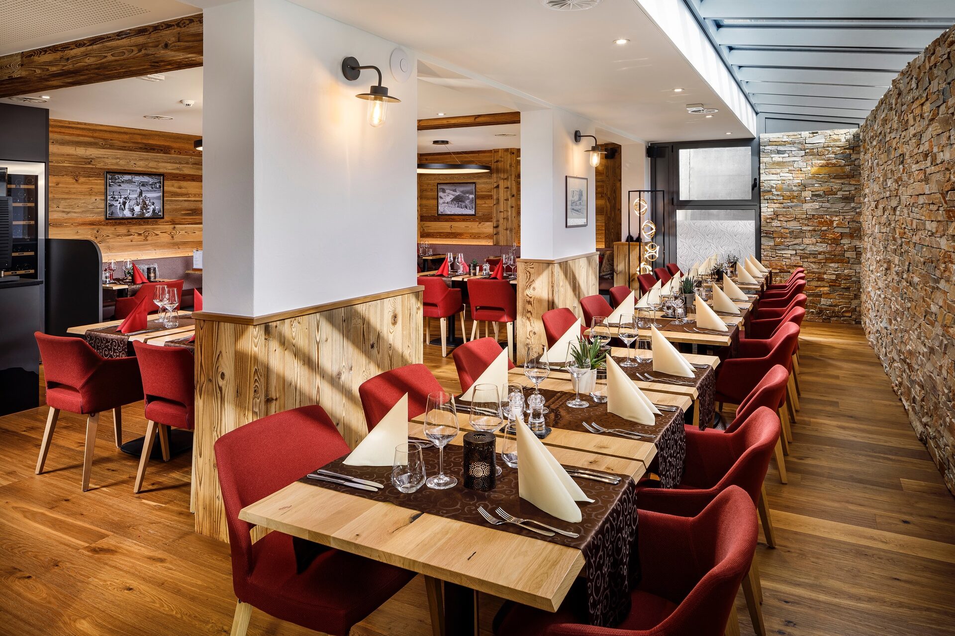 Restaurant 51° — lange Tafel im Kerzenlicht