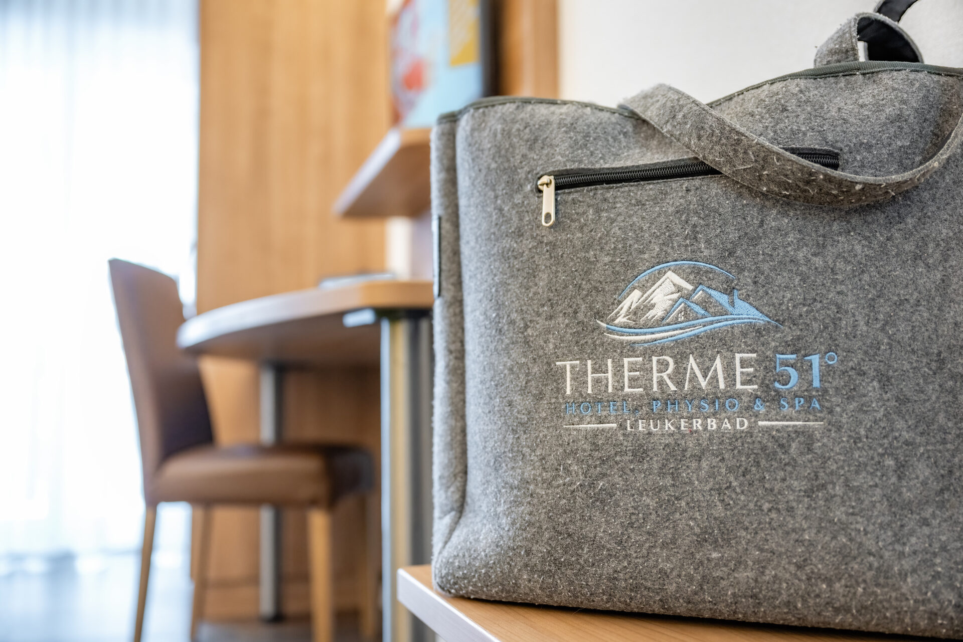 Wellness-Tasche Therme 51° — Bademantel und Handtücher