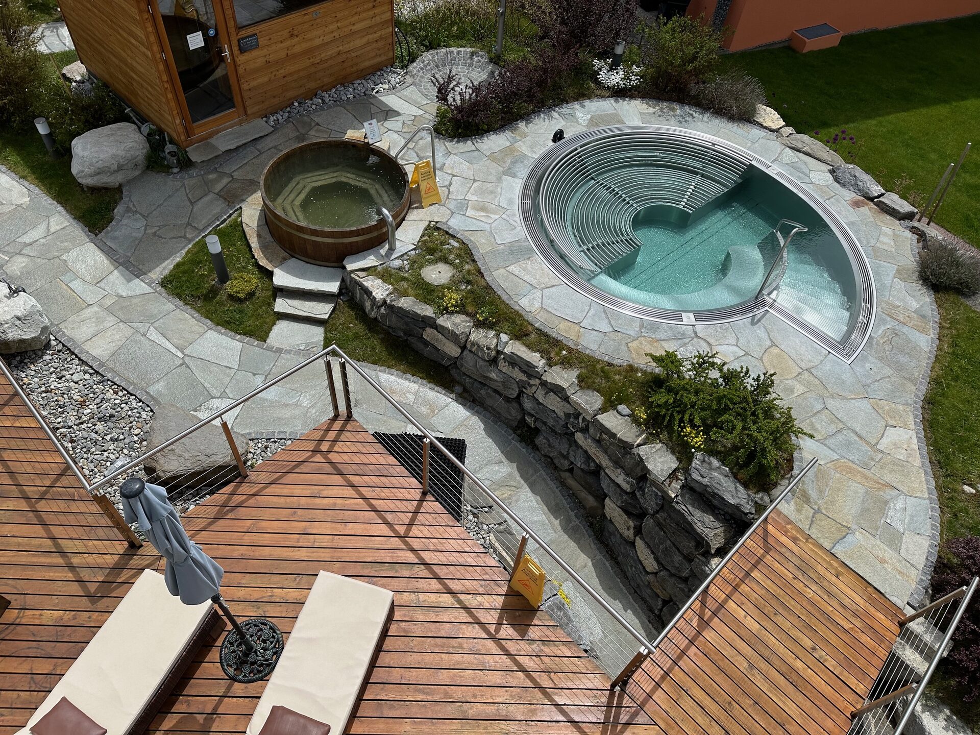 Aussen-Whirlpool mit Bergblick — 38° warmes Thermalwasser