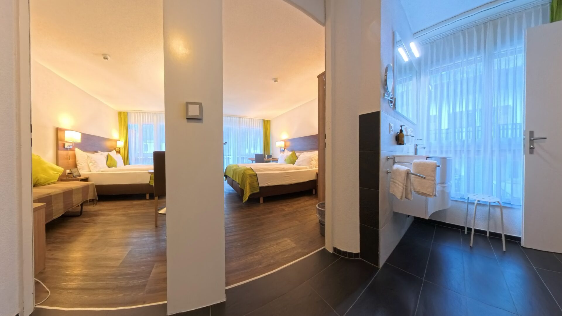 Familienzimmer Therme 51° mit zwei Schlafzimmern und Balkon