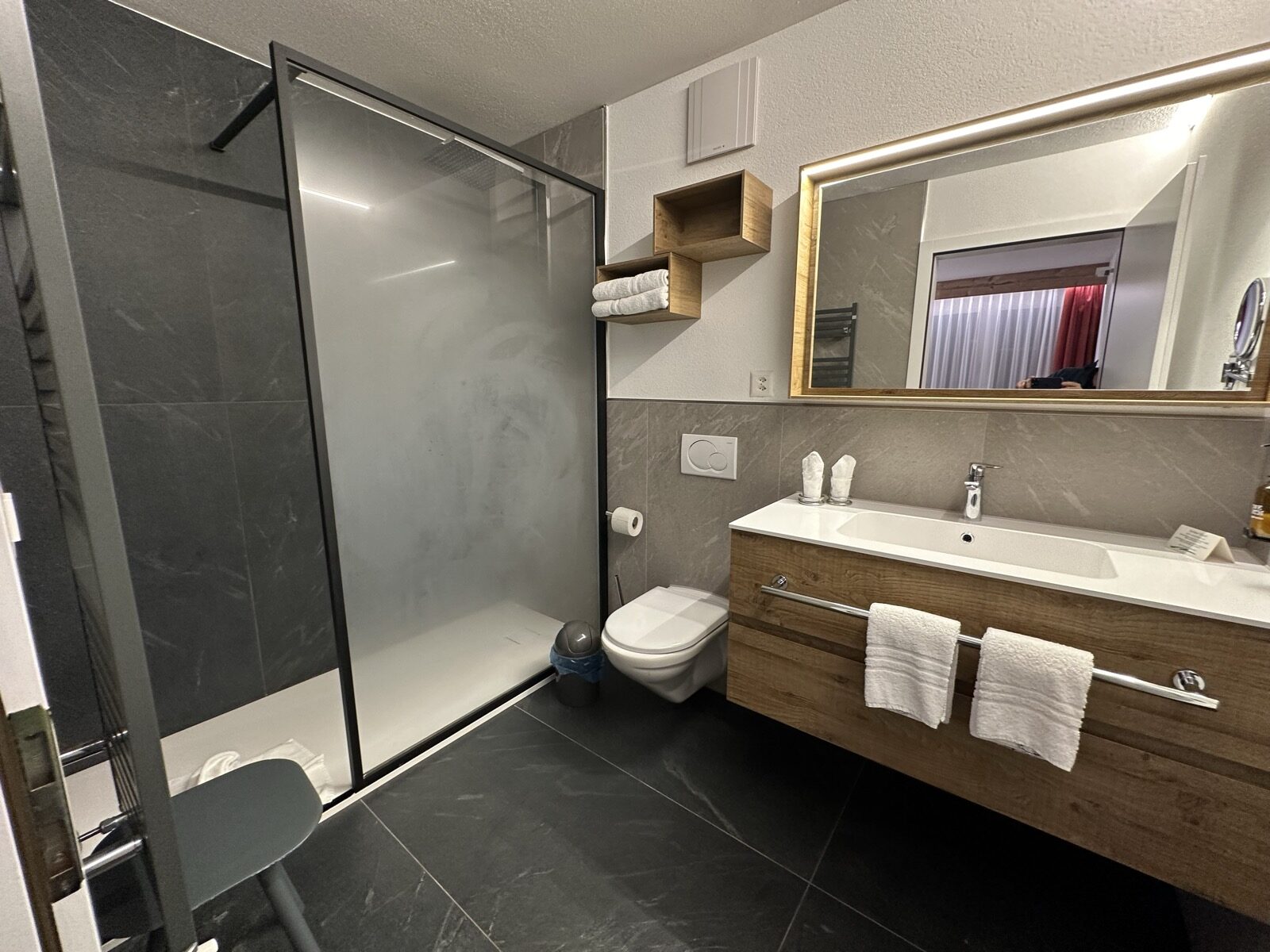 Modernes Zimmerbad Therme 51° — Regendusche mit Glaswand und grossem Waschtisch