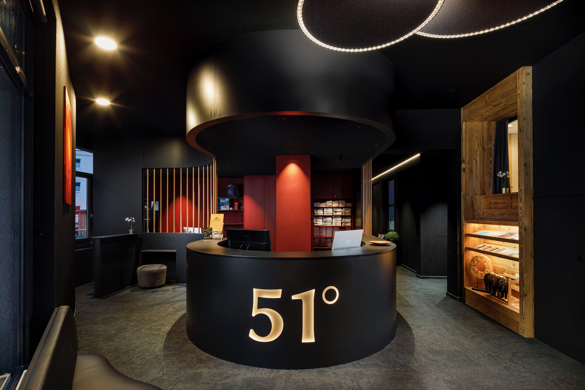 Rezeption im Therme 51° — täglich 07:30 bis 20:00 Uhr für Sie da