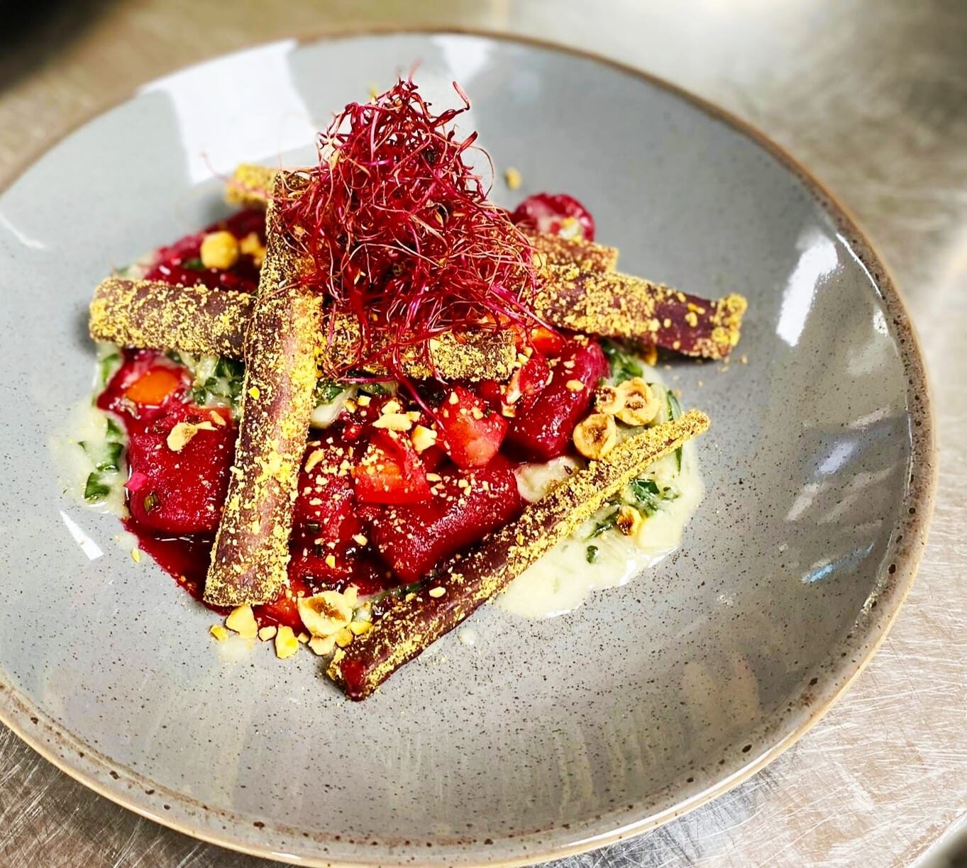 Rote-Beete-Salat mit Sprossen und gerösteten Haselnüssen — Restaurant 51°