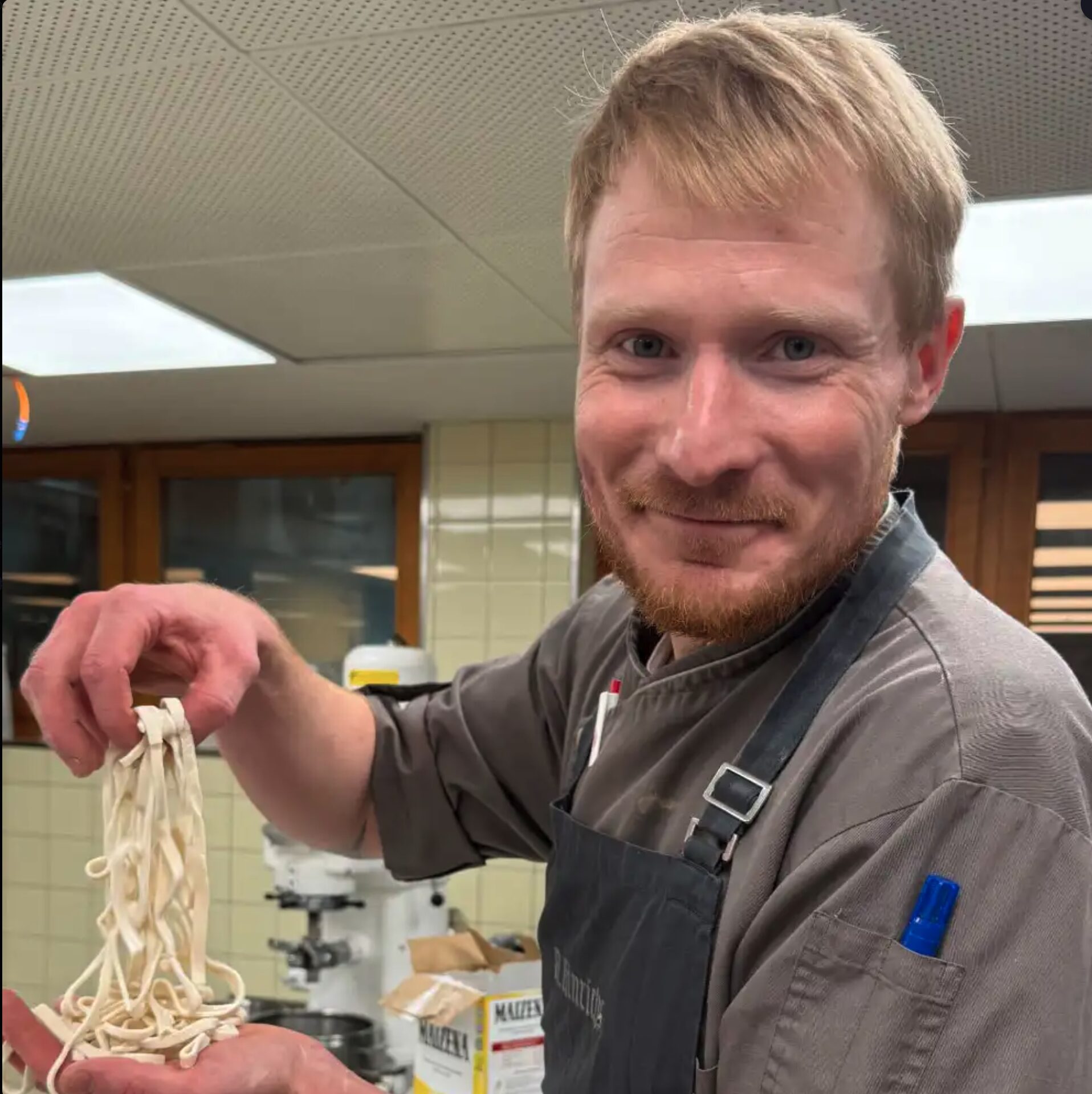 Küchenchef Asbjörn Hinrichs mit selbst gemachten Nudeln — Restaurant 51°
