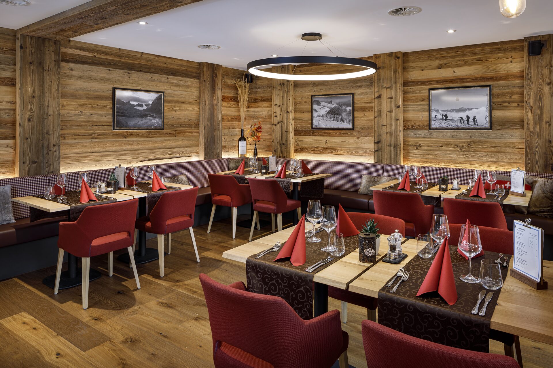 Restaurant 51° Leukerbad — Sitzecke mit warmem Ambiente