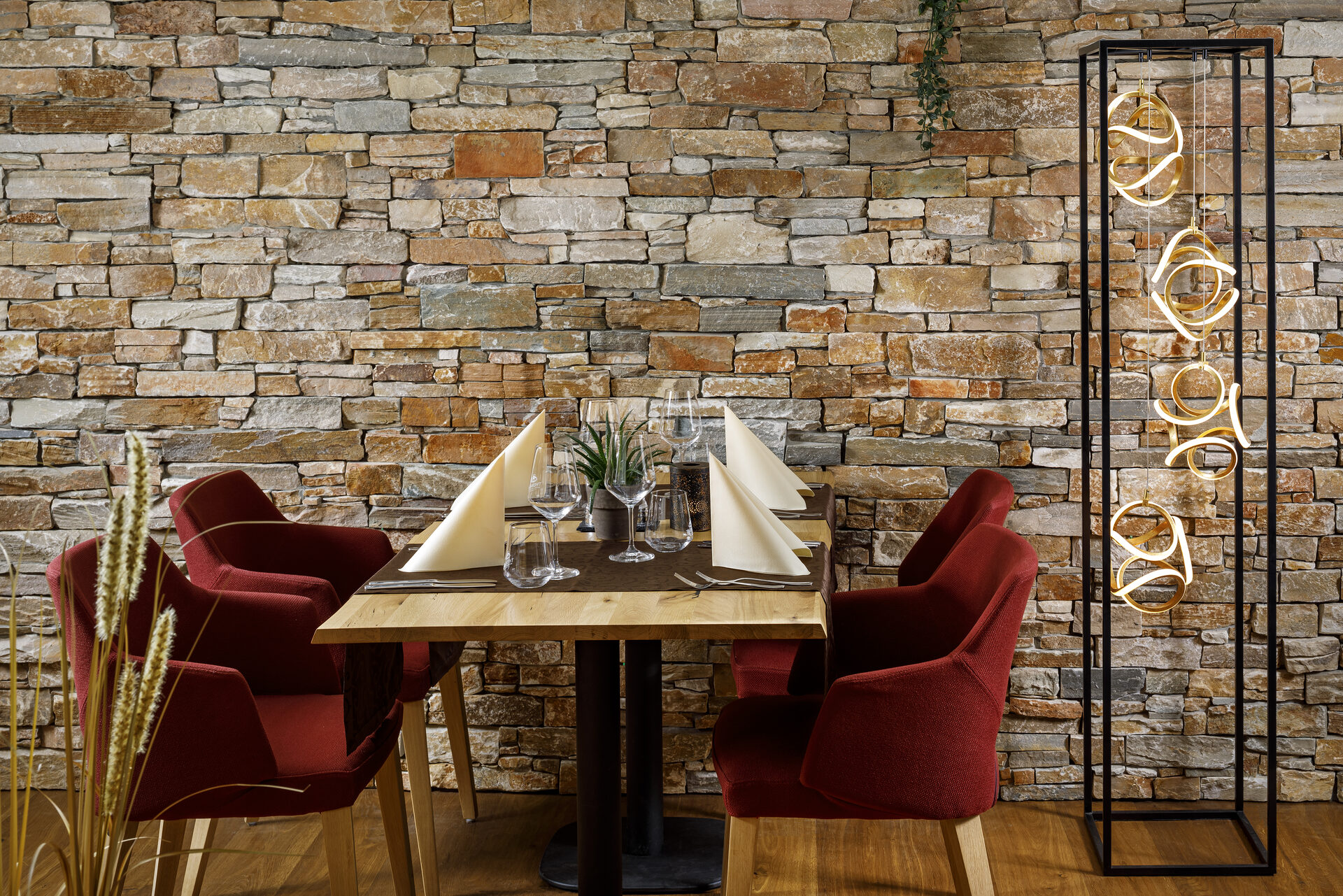 Restaurant 51° — gedeckter Tisch vor Steinwand