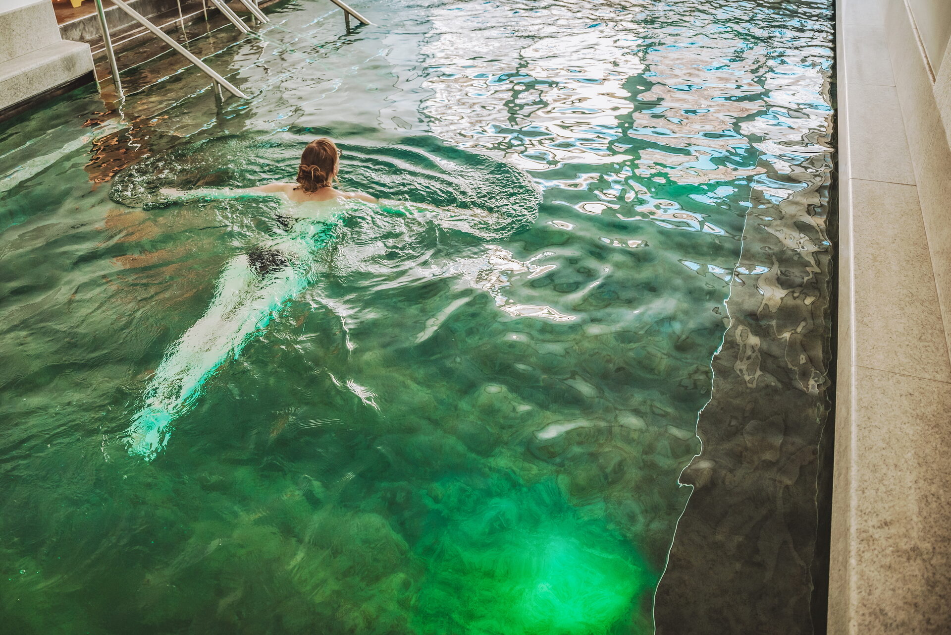 Relaxpool Therme 51° — grün beleuchtetes Thermalwasser innen
